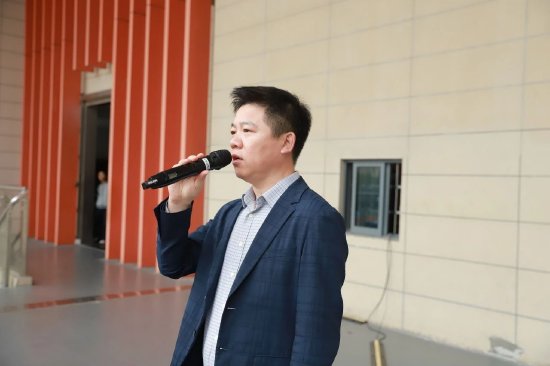 邵辉校长宣布火炬传递开始
