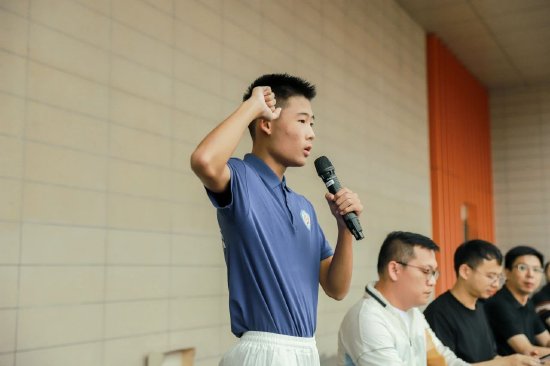 运动员代表2601班张柄霄同学宣誓