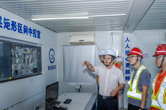 黄毅与类矩形盾构施工人员交流(宁波市轨道交通集团供图)