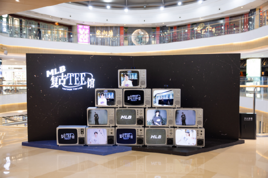 MLB品牌in77门店外侧复古电视机打卡装置