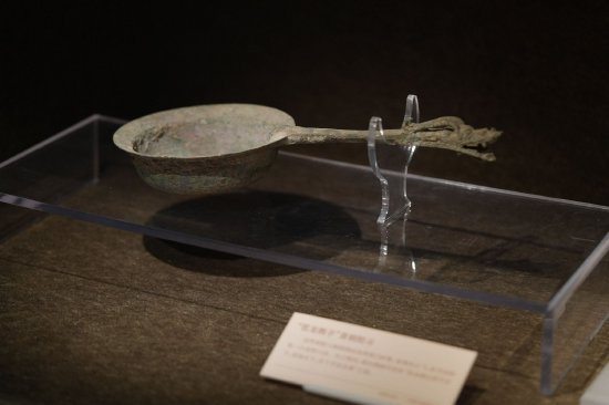 “苍龙教子”青铜熨斗