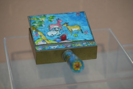 “三阳开泰”景泰蓝熨斗