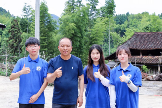 实践团成员拜访黄桃基地负责人。