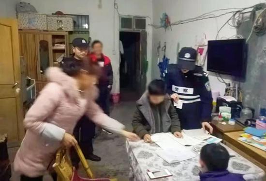 巡检听到母子因题争吵,浙江女警进屋解题