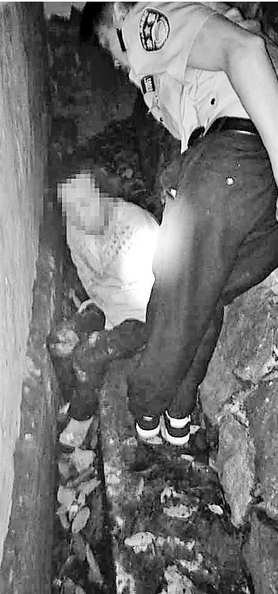 林奶奶被困黄龙洞景区一处房屋外墙与山体之间的缝隙里。