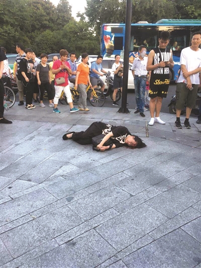 服务员大姐被男子打倒在地头破血流,报料人说大姐手里还抱着男子的皮包。