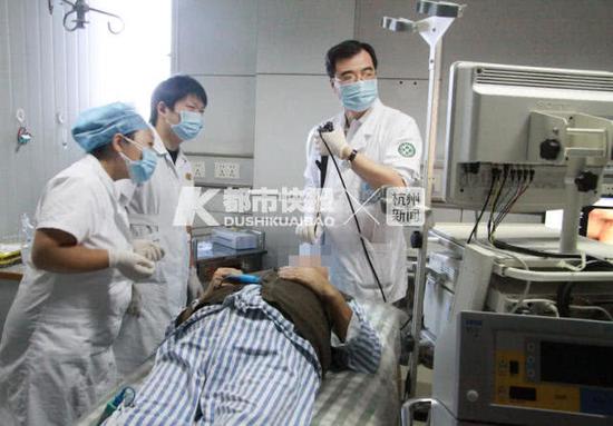 黄晟主任为患者做纤维支气管镜检查