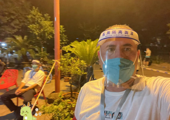 卡米来在做志愿者