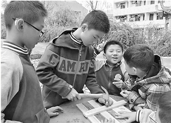 孩子们的动手能力很强。