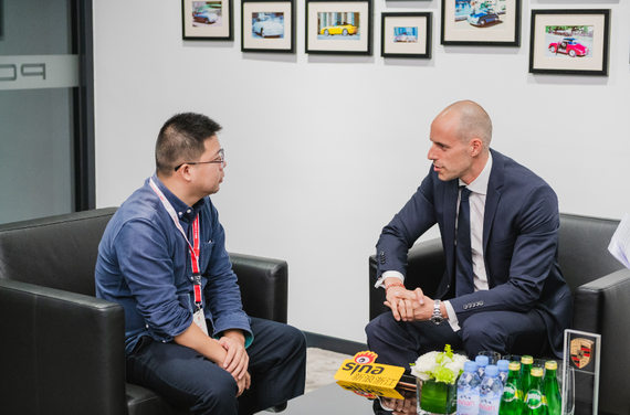 保时捷中国网络管理和拓展副总裁施茂霖先生(Mr. Daniel Schmollinger)接受采访