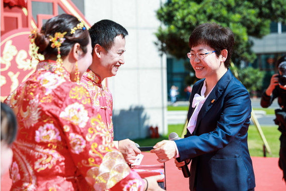 (浙江吉利控股集团副总裁 魏梅送上吉时礼 )
