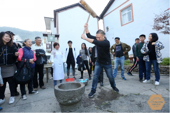 ▲ 走古道 游古村 打麻糍
