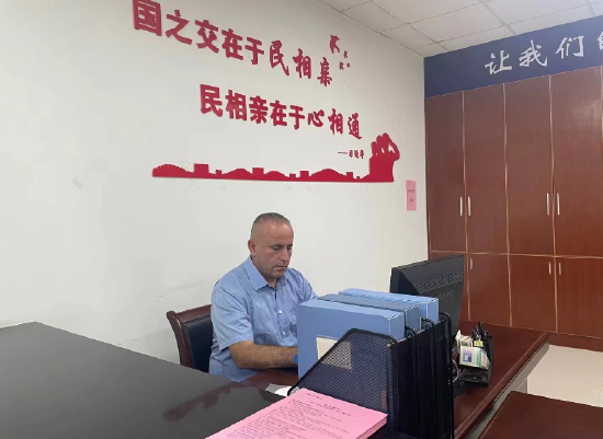 卡米来在做调解员