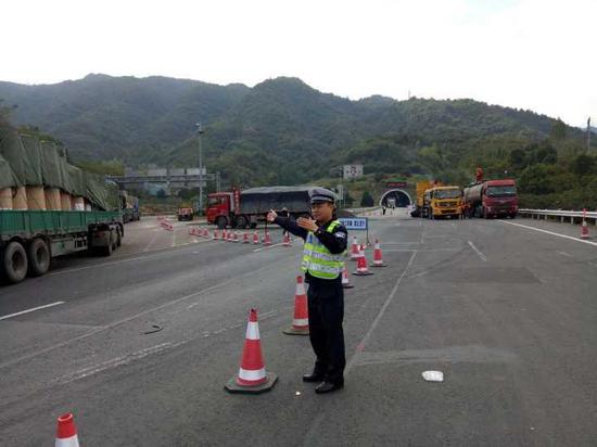 具体如何绕行,高速交警建议要关注以下信息: