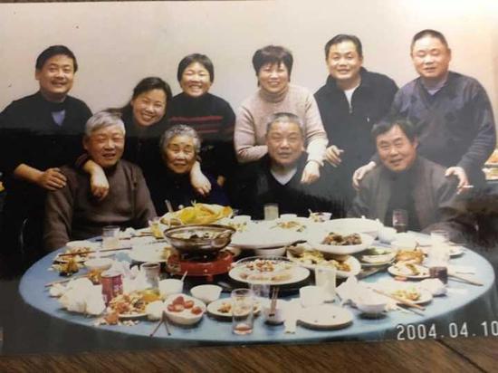 (▲图:2004年,叶奶奶和9个子女的合影)
