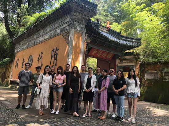 各代表参观天台山国清寺