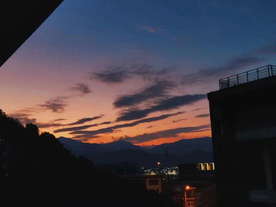 “萧萧远树疏林外,一半秋山带夕阳”