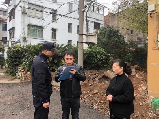 ▲民警向王姜滔了解现场情况