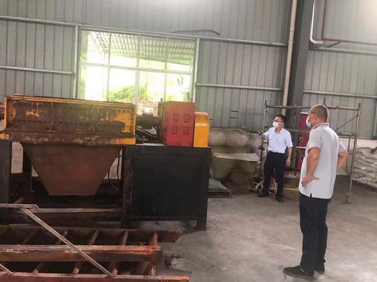(图二:该支公司副总经理姜国祥灾江山市菲尼可生物科技有限公司,建议厂房增设挡水板等设备)