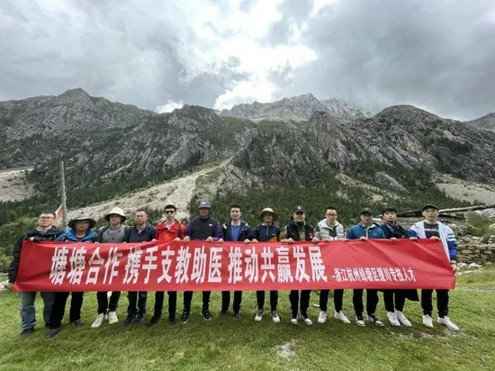 小学党总支书记,校长徐春芬,党总支副书记,工会主席沈国娟等学校领导