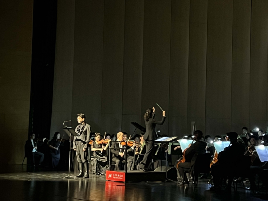 演出现场。