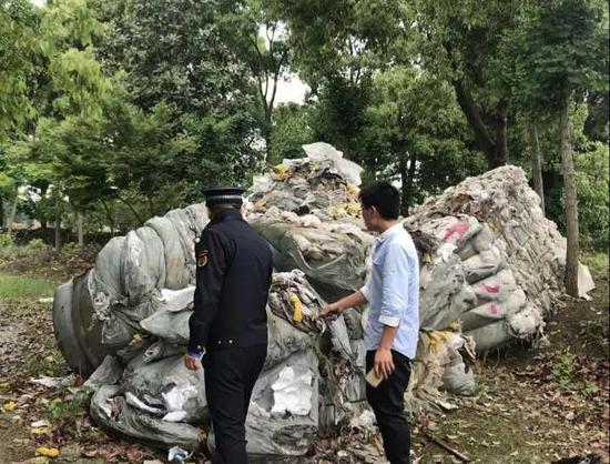 (图:该物流公司的工作人员现场指认)