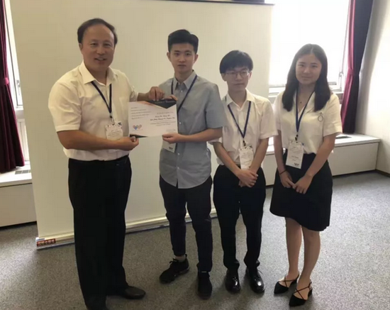 毛元祺(左二)和张一弛(右一)在早稻田大学参加学术会议