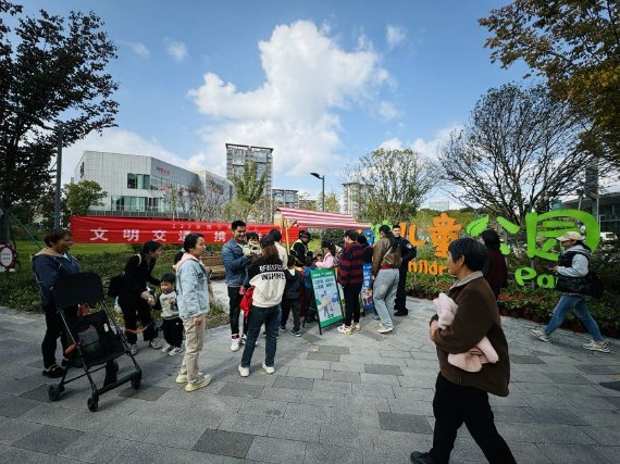 冬日暖阳下，儿童公园人流如织