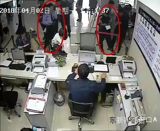 (▲图:刑侦民警到达户籍大厅)