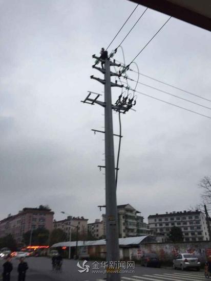 金华1男子与女友吵架上高压线浑身着火 现送往