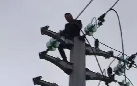 金华1男子因感情问题爬上高压线杆 触电全身起