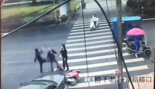 温州1男子醉驾撞车后打骂被撞老人 称有地位搞