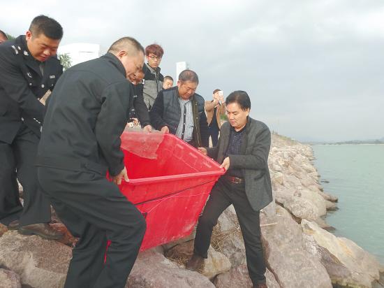 台州椒江捕获一米长鳝王 村民买走后放生(组图