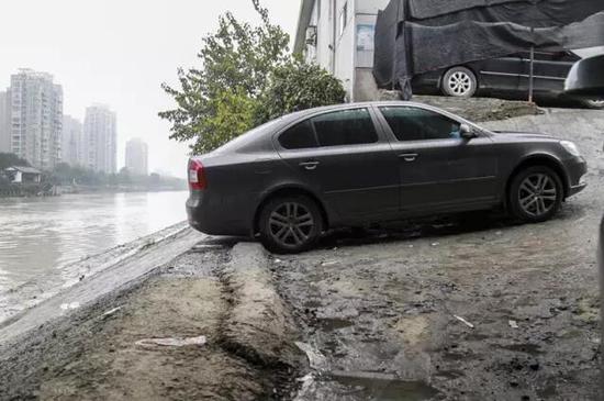 杭州最牛停车场:桥洞下紧邻运河 斜坡近45度倒