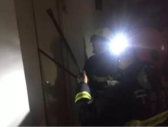 宁波1小区6部电梯同时困住8人 物业未告知停电