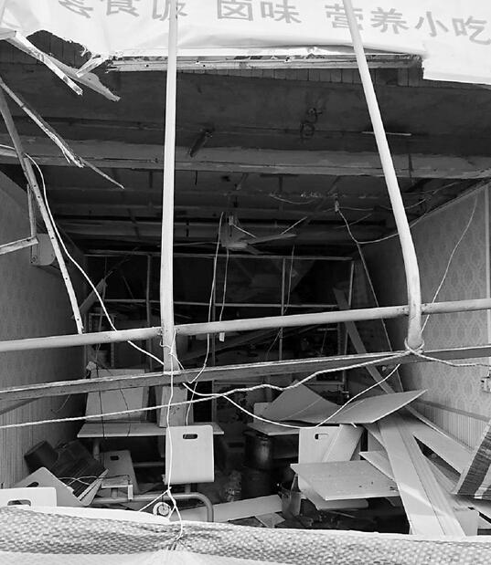 杭州1沙县小吃店煤气瓶爆炸 两名路人遭遇飞来