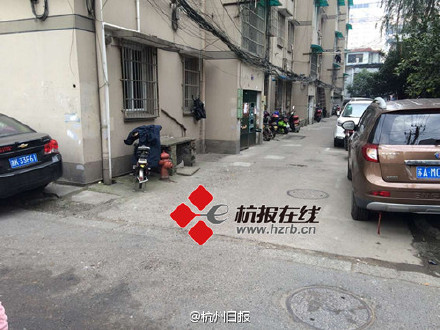 杭州海潮路一辆suv撞倒老太 拖行数十米众人抬