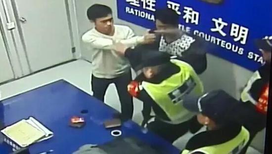 嘉兴2男子遇卡点安检 突朝民警喷防狼喷雾(组图)