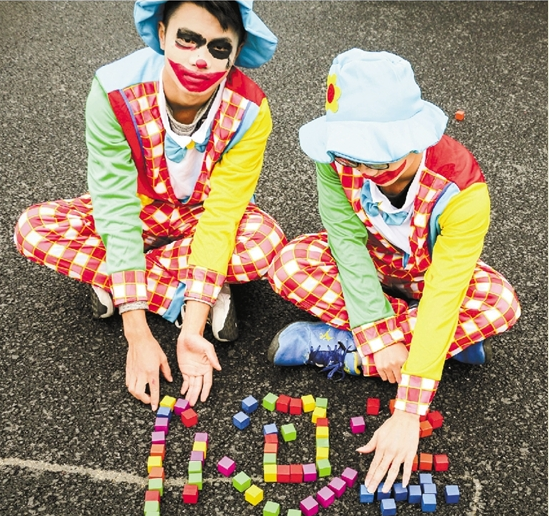 杭州1高校学生表演行为艺术 猜猜看他们想表达