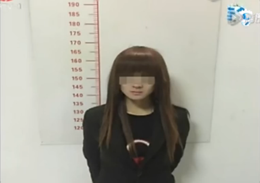 台州两名90后小男生穿短裙挎红包 花枝招展街