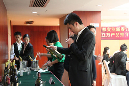 精诚合作 携手共赢 新都实业携手酒立方开启新