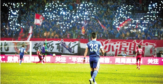 ...字样,支持已经降级的球队.一年后,俱乐部与球迷之间的矛盾愈...图片 191381 550x283