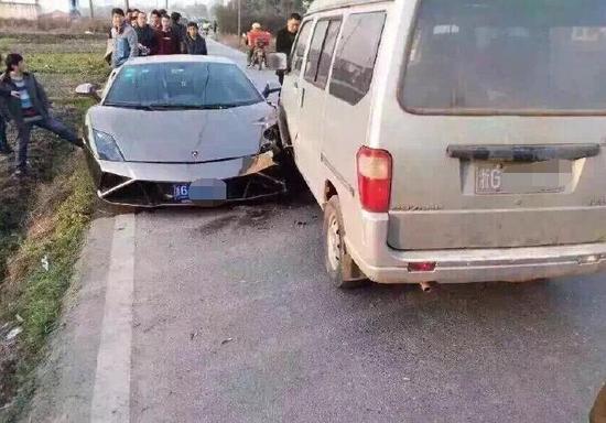 义乌1辆面包车撞上豪车兰博基尼 面包车只有交
