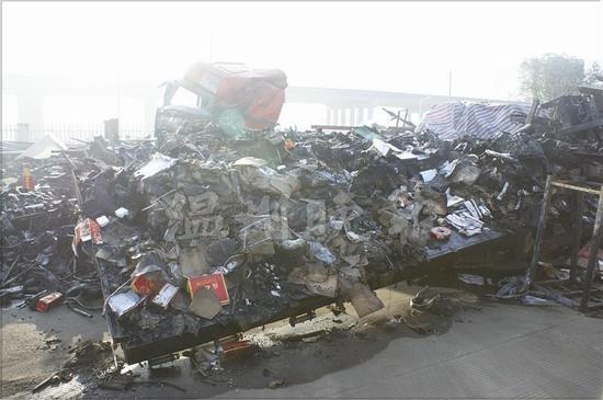 温州1货车起火灭火器失效 车上200万货物葬身