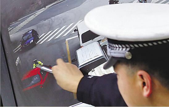 嘉兴1无牌轿车顶着协警开行200米 驾驶员无证