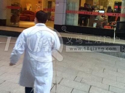 义乌1年轻女孩宾馆产子自剪脐带 留下布条:送