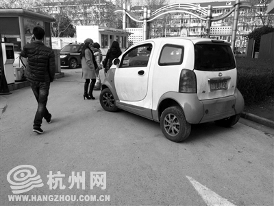 杭州1电动车突然窜向陆虎孕妇被撞倒在地 司机