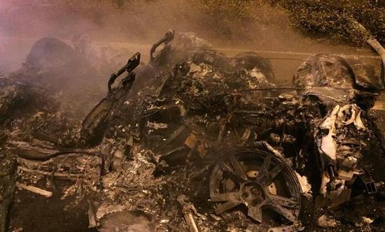 杭州1辆130万兰博基尼出事故起火烧成灰烬 保