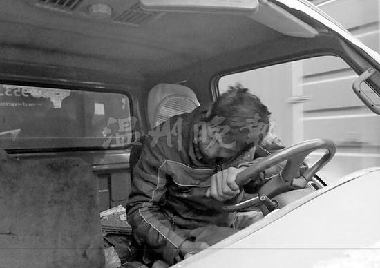 温州1货车司机喝1瓶白酒还开车 撞车后仍踩着