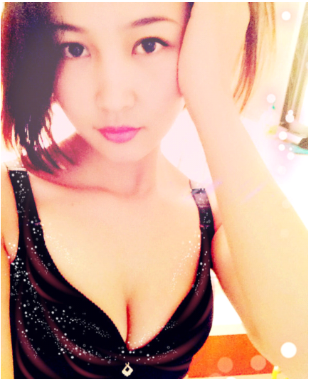 网络直播美女主播花花吃方便面圈万粉